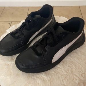 Puma Boys sneaker size 3.5